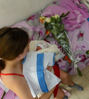 У Чернівцях новонароджені українці отримали свою першу вишиту сорочку