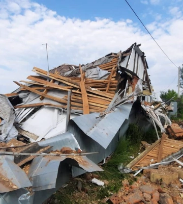 Російська армія влучила у будинок на Харківщині, під завалами може бути людина