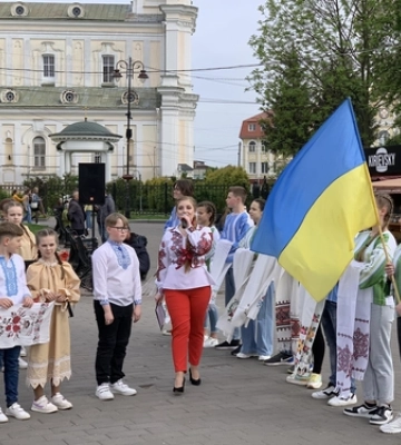 «Нитка Єдності»: у Луцьку пройшов флешмоб до Дня вишиванки 