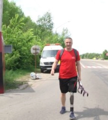 Два ветерани на протезах йдуть з Києва та Житомира назустріч. Щоб зібрати 3,6 млн грн для військового госпіталю