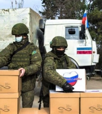 Шесть листовок и три паштета: в Мелитополе показали как выглядит скудный паек от оккупантов 