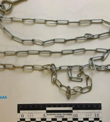 «Воспитывал» 5-летнего пасынка, держа его на цепи: в Днепропетровской области задержали местного жителя
