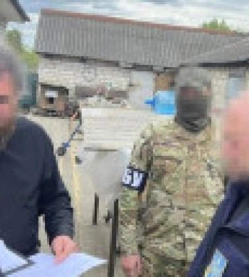 Служба безпеки викрила на Харківщині ще одного прихильника рашизму, який публічно виправдовував збройну агресію рф та воєнні злочини окупантів.  Фігурантом є священнослужитель однієї з релігійних громад УПЦ (МП) на території Ізюмського району.  Під час тимчасової окупації регіону клірик добровільно підтримав російських загарбників і «на власному прикладі» закликав зробити це інших місцевих жителів.  Він публічно заявив, що місцева релігійна громада підпорядковується виключно російській РПЦ.  У зв’язку з цим клірик за власної ініціативи написав листа помічнику московського патріарха Кирила з проханням надіслати «гумдопомогу» на окуповану частину регіону.  У подальшому фігурант використовував російські товари для забезпечення «лояльності» місцевого населення до загарбників.  Крім того, він неодноразово виступав перед камерами кремлівських пропагандистів, які приїздили до захопленого на той час Ізюма.  У своїх коментарях зловмисник дискредитував українських захисників, заперечував факти російської агресії та героїзував знищених рашистів.  На підставі зібраних доказів клірику повідомлено про підозру за ч. 3 ст. 436-2 Кримінального кодексу України (виправдовування збройної агресії рф проти України з використанням засобів масової інформації).  Вирішується питання щодо обрання запобіжного заходу. Триває розслідування для встановлення всіх обставин злочину.  Зловмиснику загрожує до 8 років тюрми.  Комплексні заходи проводили співробітники СБУ у Харківській області спільно з Національною поліцією за процесуального керівництва Ізюмської окружної прокуратури Харківської області.