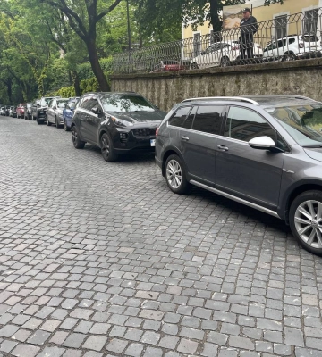 В Ужгороді вулицю Жупанатську просять очистити від авто