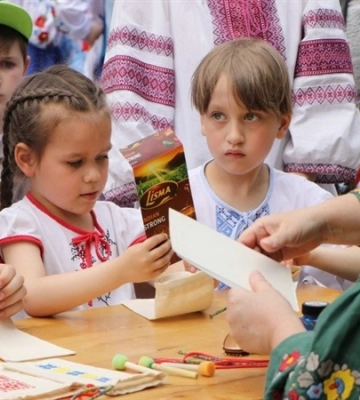 У центрі Дніпра відсвяткували День вишиванки: як це було
