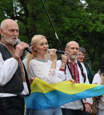У Харкові обгорнули “вишиванкою” Шевченка і робили обереги для Херсона 