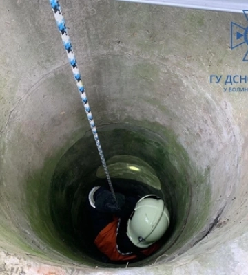У Торчині рятувальники визволяли собаку, який впав до колодязя 