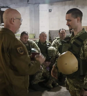 Министр обороны вручил награды и наградное оружие защитникам на Днепропетровщине