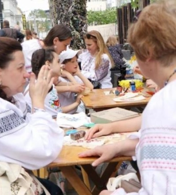 Майстер-класи, фотозони та конкурси: у центрі Дніпра масштабно відзначили День вишиванки