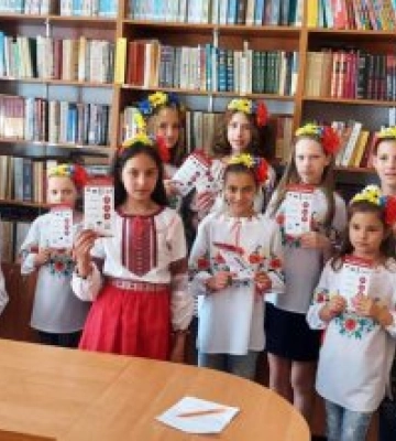 Миколаївські ювенальні поліцейські відвідали маленьких переселенців у День вишиванки
