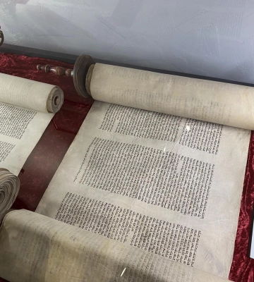 У Закарпатському краєзнавчому музеї презентували виставку «Біблії» та пам’ятну дошку Тиводару Легоцькому
