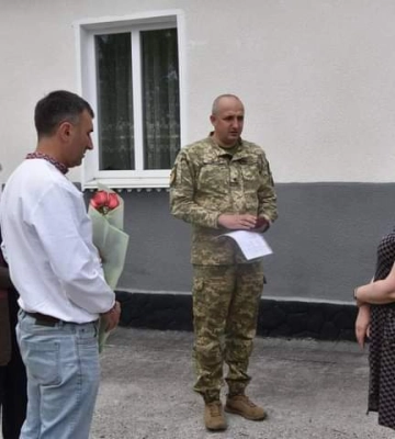 Мамі воїна з Рівненщини, який поліг під час артобстрілу, вручили медаль сина