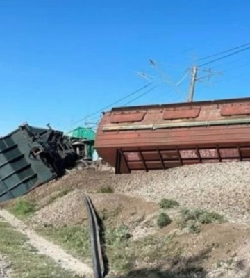 Беспилотник упал на железную дорогу в Крыму, движение поездов приостановлено — росСМИ