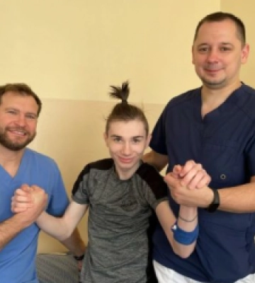 Львівські лікарі прооперували юнака, який майже все життя був у інвалідному візку