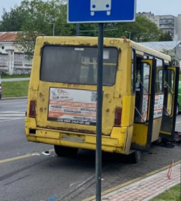У Львові внаслідок зіткнення з маршруткою загинув скутерист (ФОТО)