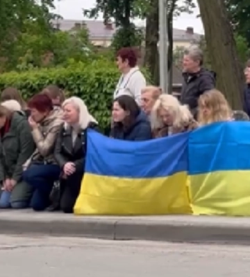 Сиротами залишилися двоє дітей: на Волині навколішки та з прапорами прощаються із Героєм Павлом Марчаком