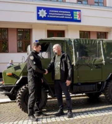 Закарпатським поліцейським, на передову, передали багатоцільовий військовий автомобіль