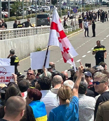 «Російський літак, йди на***». Грузини протестують проти відновлення авіасполучення із Росією