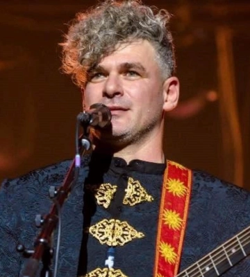 Арсен Мірзоян поділився рідкісним знімком з дорослим сином від ексдружини