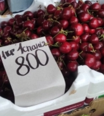 На рівненських ринках продають черешню по 800 гривень за кілограм