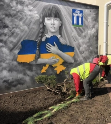 У Рівному біля муралу бійцям полку &quot;АЗОВ&quot; комунальники висадили квіти