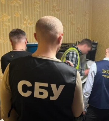 Незаконная переправка уклонистов за границу: разоблачены адвокат и сотрудник Киевской ОВА