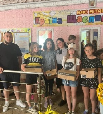 Поліцейські Миколаєва привітали дітей-переселенців з Днем Вишиванки та надали гуманітарну допомогу