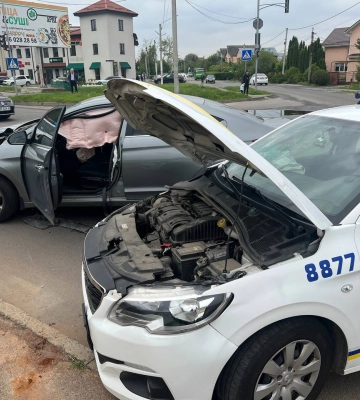 Протоколи склали на обох водіїв: відомі деталі ДТП з патрульним авто у Рівному