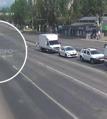 В Днепре велосипедист сбил женщину: видео момента