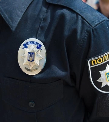 Рівненські патрульні допомогли жінці, яка йшла пішки з медзакладу додому