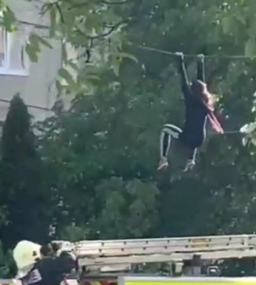 У Луцьку жінка вилізла на дроти електромережі, її знімали рятувальники (відео)
