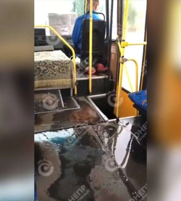 В Днепре дождь &quot;затопил&quot; пассажиров в маршрутках: видео