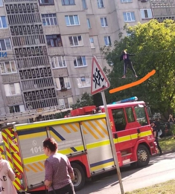 Балансувала на двометровій висоті: у Луцьку жінка прогулювалася електричними дротами
