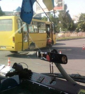 Пішохід перебігав на червоний сигнал світлофора: у  Луцьку водія маршрутки, який збив хлопця, посадили на три роки