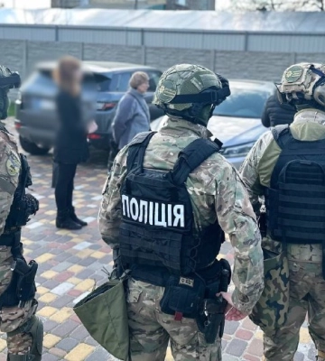 Катували, обливали пальним та вимагали гроші: поліцейські Київщини затримали групу розбійників