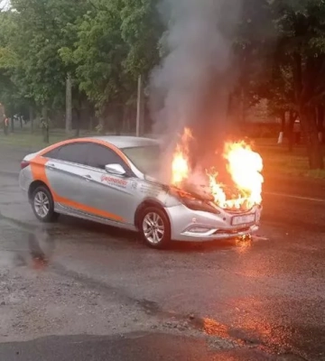 Спалахнув під час руху: у Дніпрі горів автомобіль