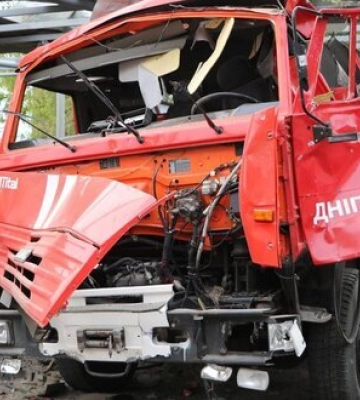 Наслідки удару по Дніпру: ворог обстріляв аварійно-рятувальну частину. ВІДЕО+ФОТОрепортаж