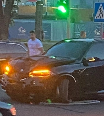 У Луцьку біля «Там Таму» BMW Х5 зніс огорожу між смугами руху. Відео