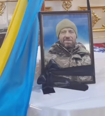 Рідні вишикувалися біля домовини: на Волині попрощалися з військовим Русланом Вознюком