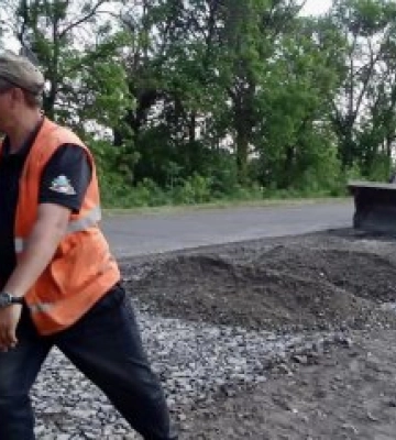 Продовжується виконання ремонтних робіт на автодорогах загального користування місцевого значення області