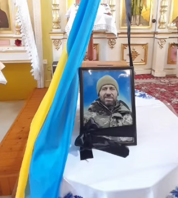 Дружина почорніла з горя: на Волині прощалися з воїном Русланом Вознюком