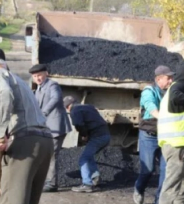 Комунальники Самбора поділили ремонт вулиць на користь матері своєї працівниці