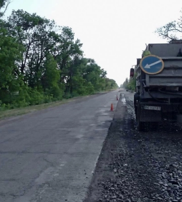 Продовжується виконання ремонтних робіт на автодорогах загального користування місцевого значення області