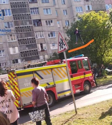 Гуляла по электрическим проводам: в Луцке спасатели сняли девочку с высоты 2,5 метра