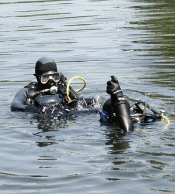 Водолази дістали з річки на Рівненщині тіло чоловіка