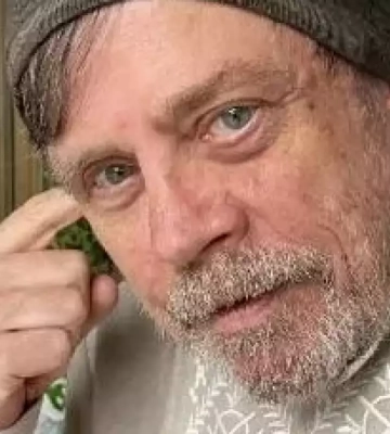Актор «Зоряних війн» Марк Гемілл розіграє вишиванку для відновлення школи на Київщині
