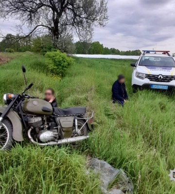Нетверезий черкащанин, утікаючи на мотоциклі від поліцейського, втрапив у канаву