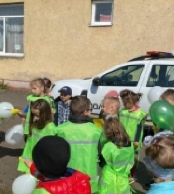 Ювенальні поліцейські Ужгорода розповіли дошкільнятам про основні правила дорожнього руху