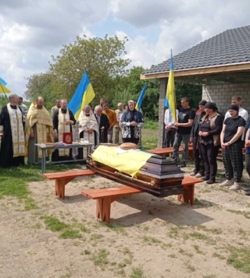 Дружина почорніла з горя: на Волині прощалися з воїном Русланом Вознюком