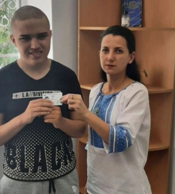 В ДМС у рамках безбар&#039;єрності син письменника, якого вбили рашисти, отримав свою першу ID-картку